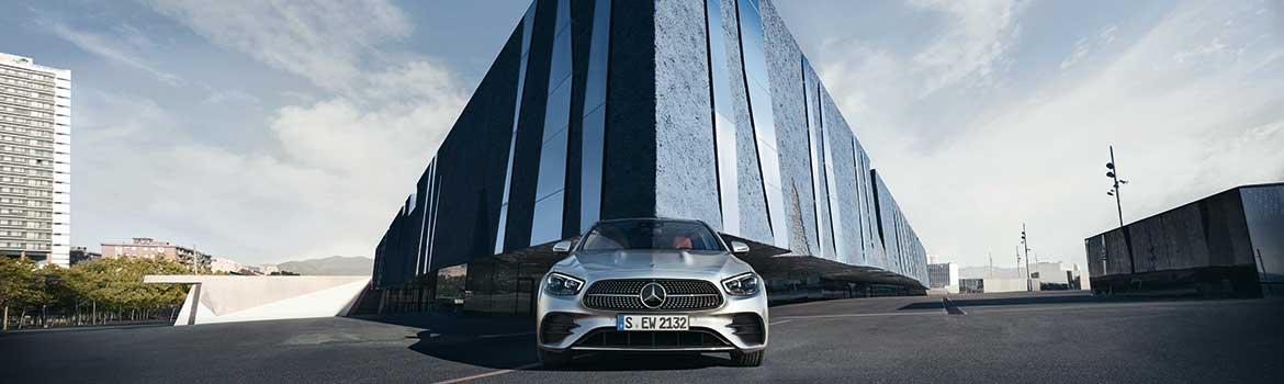 Der Mercedes-Benz A ist vor einem großen Haus abgebildet.