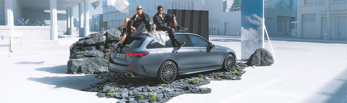 Mercedes-benz amg glc - der neue glc. Mit Personen auf dem Dach sitzend