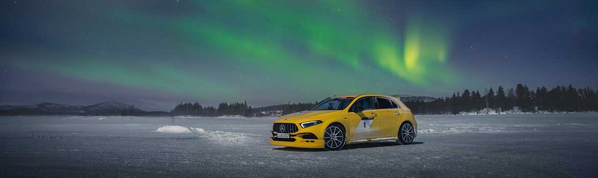 Ein vor einer grünen Aurora geparktes Auto.